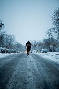 雪夜独行者踏雪归家