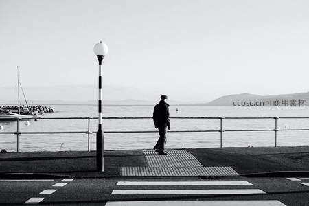 黑白海岸线上的沉思者