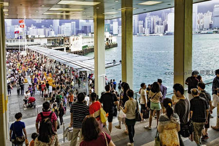 港口人潮涌动，维港天际线尽收眼底