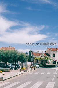 晴空小镇街道宁静如画