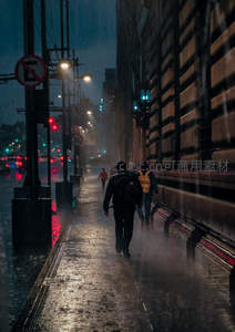 雨夜街巷行人匆匆，霓虹倒影湿漉漉