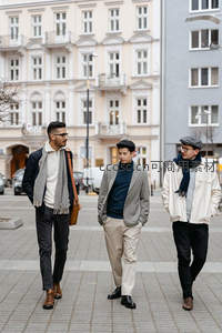 三位绅士漫步欧式街区