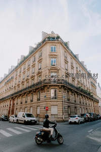 巴黎街角古典建筑与摩托