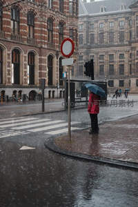 雨中阿姆斯特丹街头撑伞行人