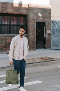 街头漫步的时尚青年手提布袋