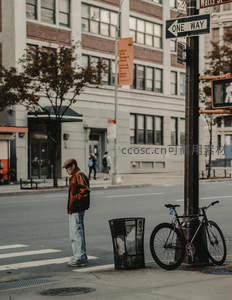 街角独行者与停靠的单车静谧时刻