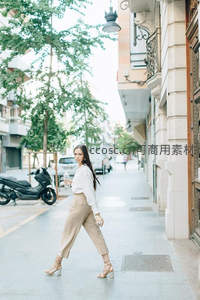 都市街头优雅漫步的时尚女性