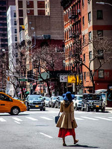 纽约街头穿风衣戴蓝帽的背影