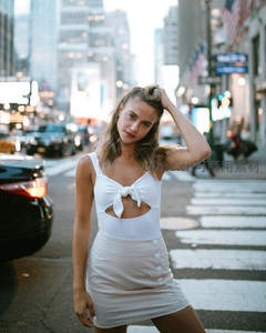 时代广场前自信摆拍的年轻女孩