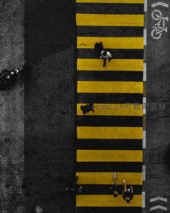 航拍视角下的黄黑斑马线行人