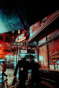 雨夜街角情侣撑伞漫步霓虹灯下