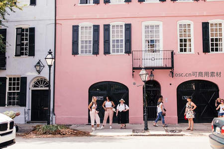 粉墙黑窗街拍时尚女郎