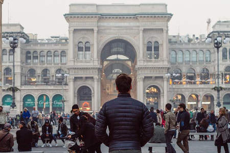 广场上的人群与宏伟拱门建筑