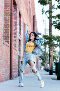 街头舞者活力四射，砖墙背景动感十足