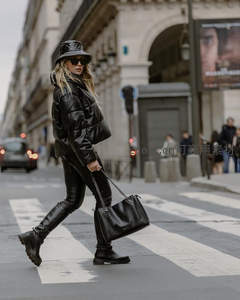 全黑时尚潮人漫步巴黎街头尽显酷感