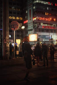 霓虹夜色中行人匆匆，都市夜景迷人