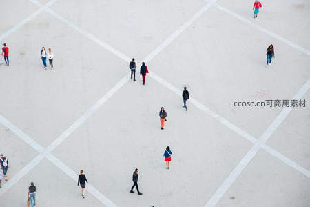 广场俯瞰视角，行人如棋局散落