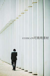 白衣廊柱间，西装背影独行