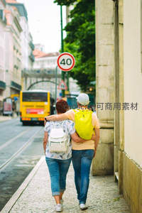 情侣挽臂漫步，老城街角温情