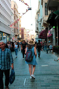 节日彩旗飘扬步行街，游人如织享受悠闲时光