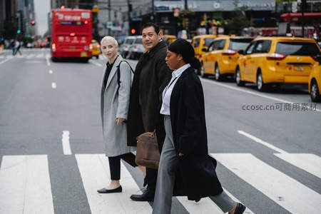 三人在纽约街头穿越斑马线