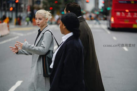 金发女子街头交谈手势生动