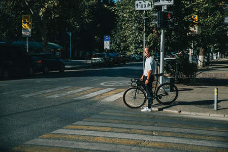 单车骑士静候绿灯街头一景