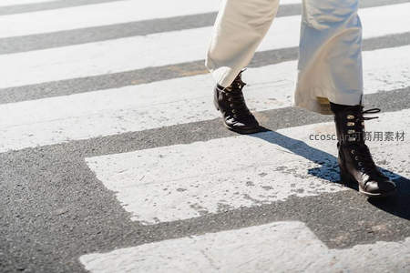黑白靴履踏过斑马线