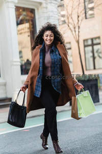 卷发女子提袋满载归家