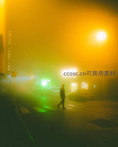 浓雾笼罩下的街角行人剪影