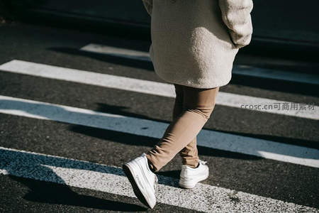 都市行人步履匆匆穿越斑马线
