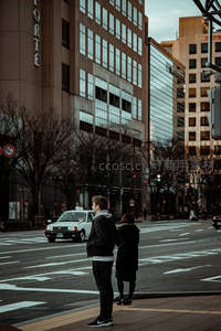 都市街角情侣静候绿灯