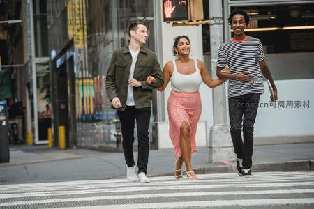 三友欢笑漫步斑马线