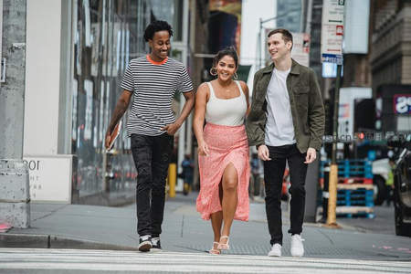 好友携手穿越繁华街区