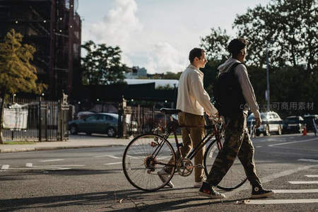 午后街头推车同行