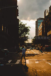 黄昏街角行人匆匆，光影交错的城市剪影