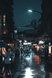 雨夜小巷摩托驶过水光潋滟