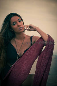 海边女子优雅摆姿，紫巾飘逸显风情