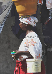 非洲妇女头顶容器行走街头日常劳作