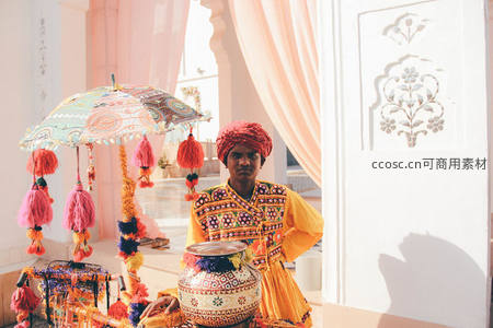 印度街头艺人展示传统手工艺