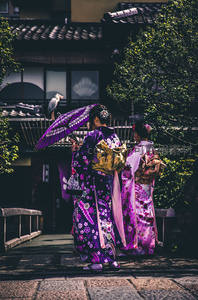 紫伞和服女子漫步古街巷