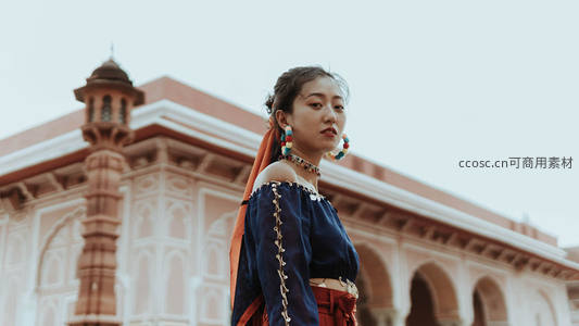 异域风情女子立于古堡前