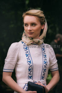 身着传统刺绣服饰的女子在林间回眸