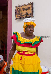 加勒比风格老妇人街头漫步
