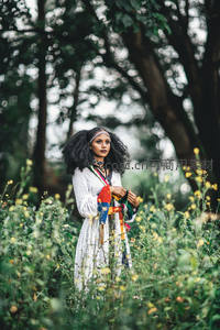 花丛中身着民族风服饰的少女