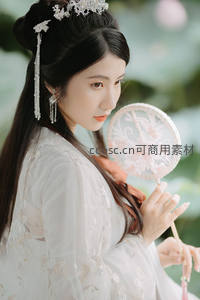 汉服少女持团扇凝眸浅笑
