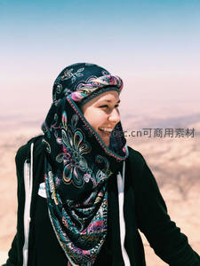 沙漠高处微笑的异域风情女子