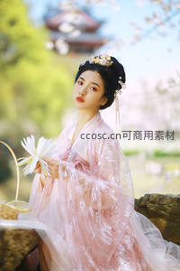 古风少女樱花树下持花静坐