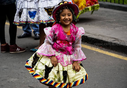 身着民族盛装的快乐小女孩