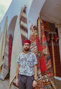 地毯店前的男子与手工艺品